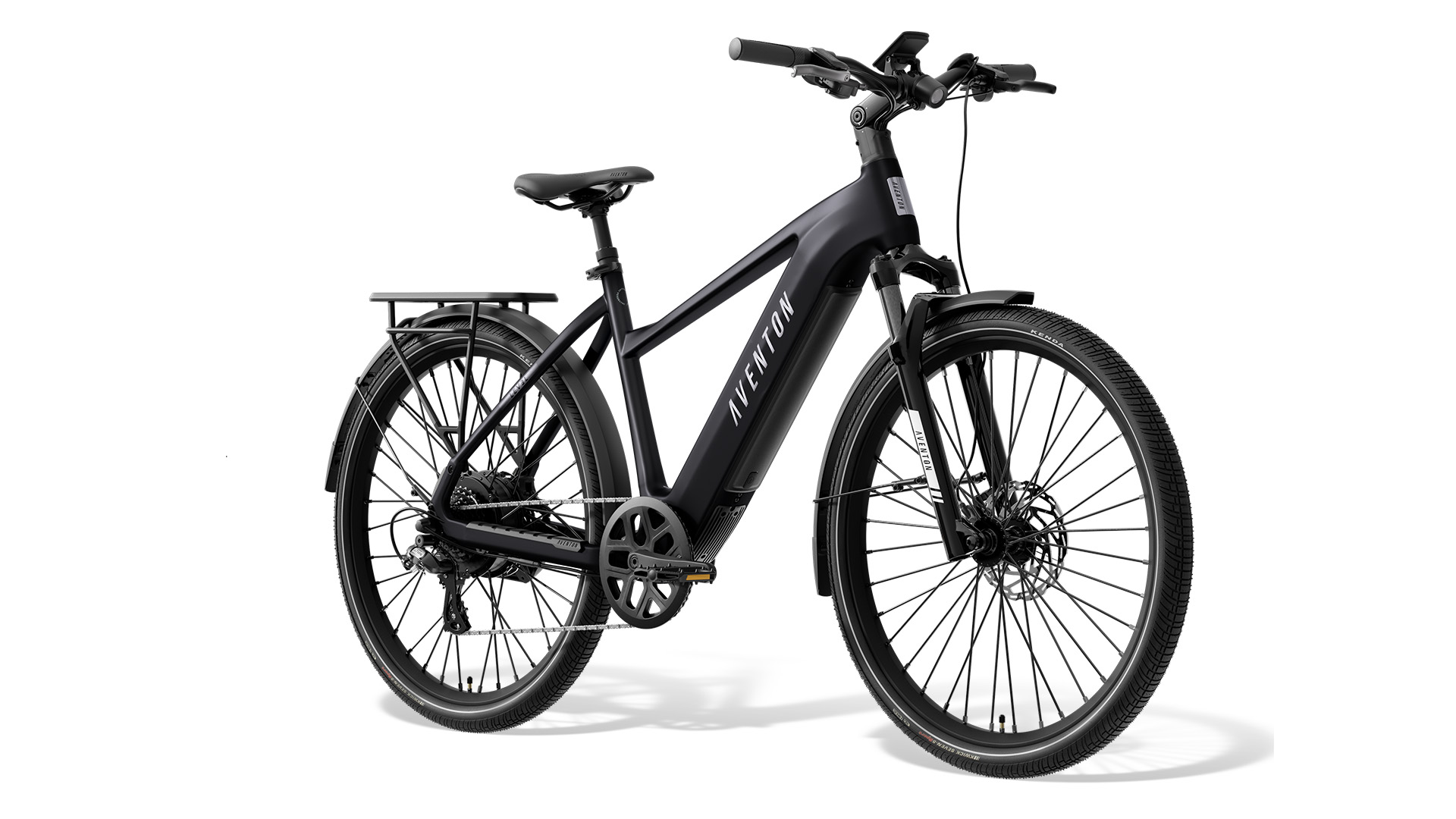 Bicicleta eléctrica urbana tipo commuter con portaequipajes y luz delantera apoyada en una pared de hormigón