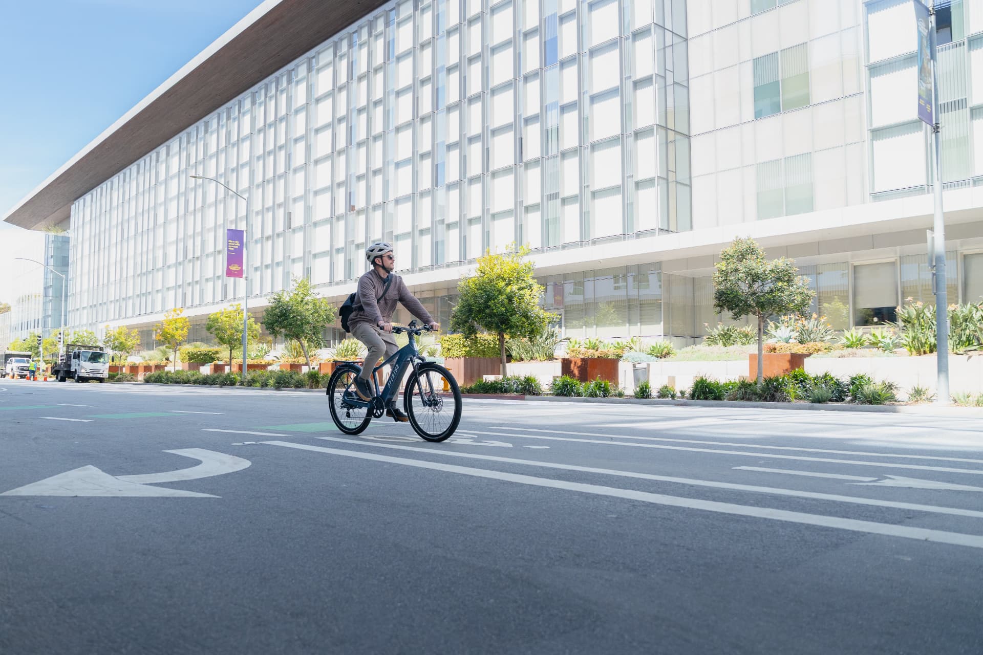 Ciclista andando en su bicicleta eléctrica Aventon Level 4 REC por la ciudad