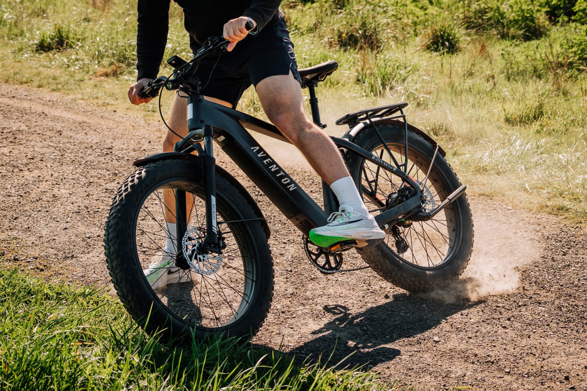 Detalle del cuadro y las cubiertas anchas de una bicicleta eléctrica Aventon