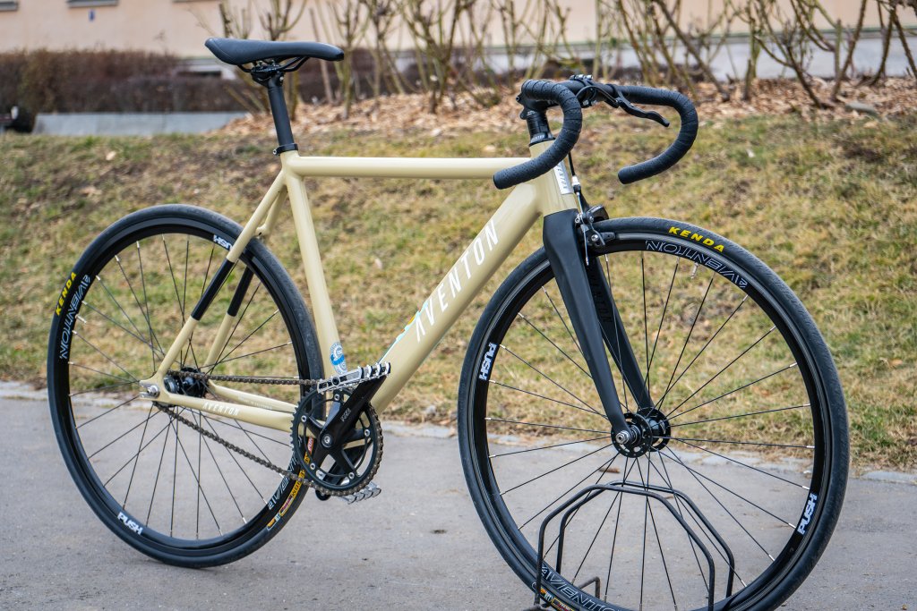 Bicicleta fixed gear Aventon a tres cuartos en un camino pavimentado