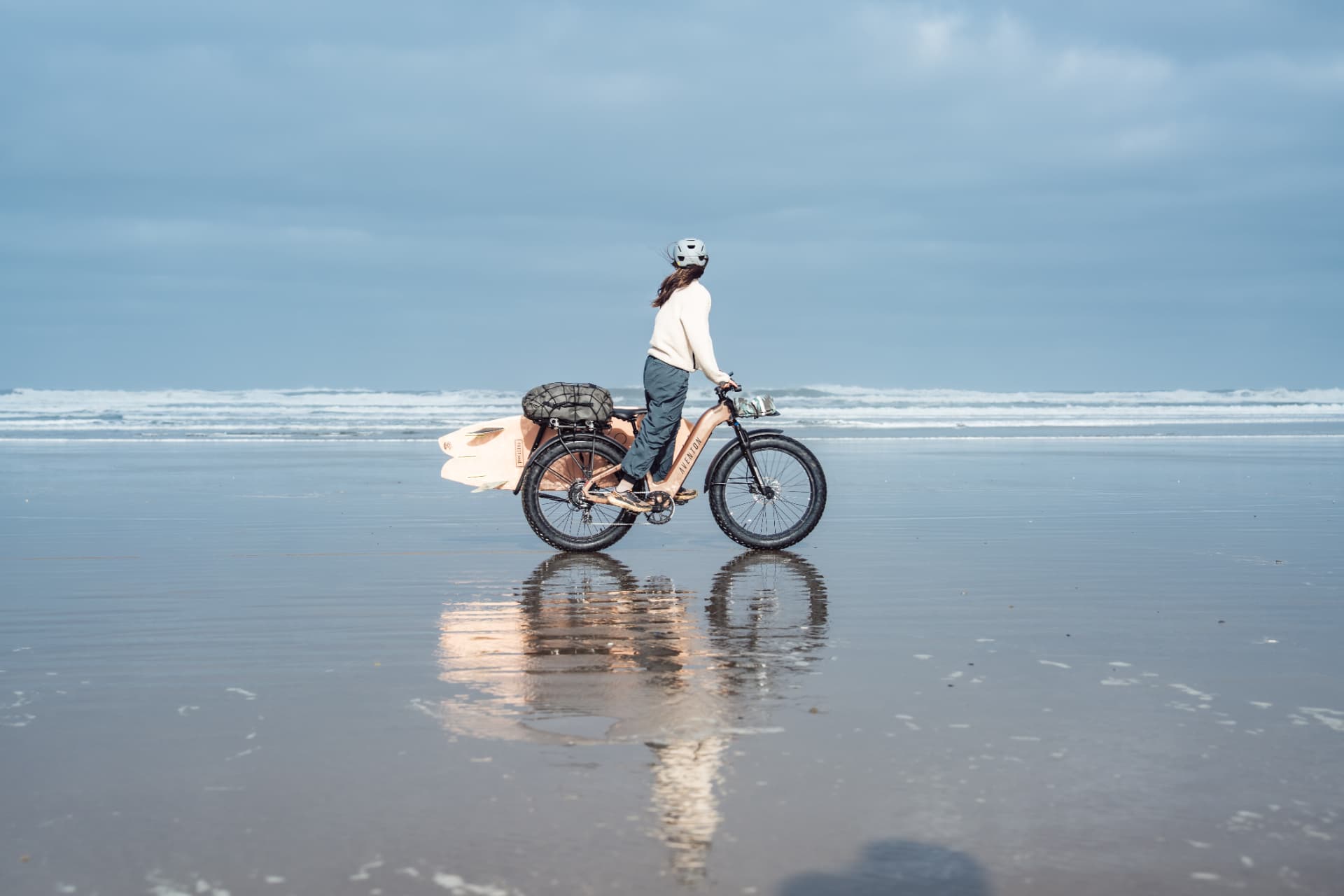 Bicicleta eléctrica Aventon todo terreno en un camino de tierra
