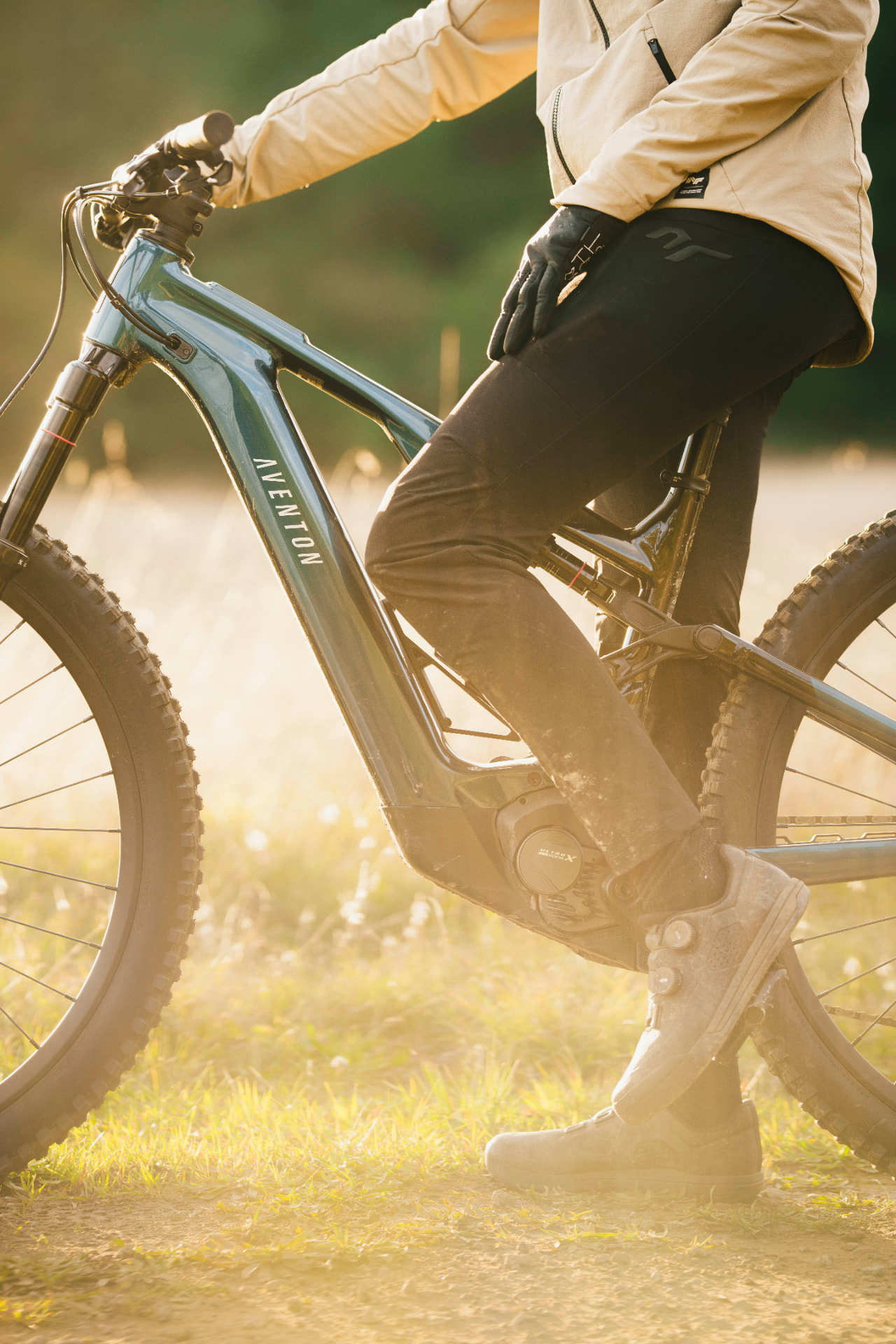 Ciclista con una eMTB Aventon en un sendero de montaña
