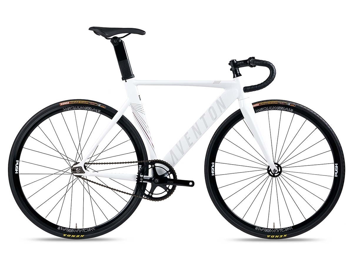 Bicicleta fixed gear Aventon de perfil sobre fondo blanco