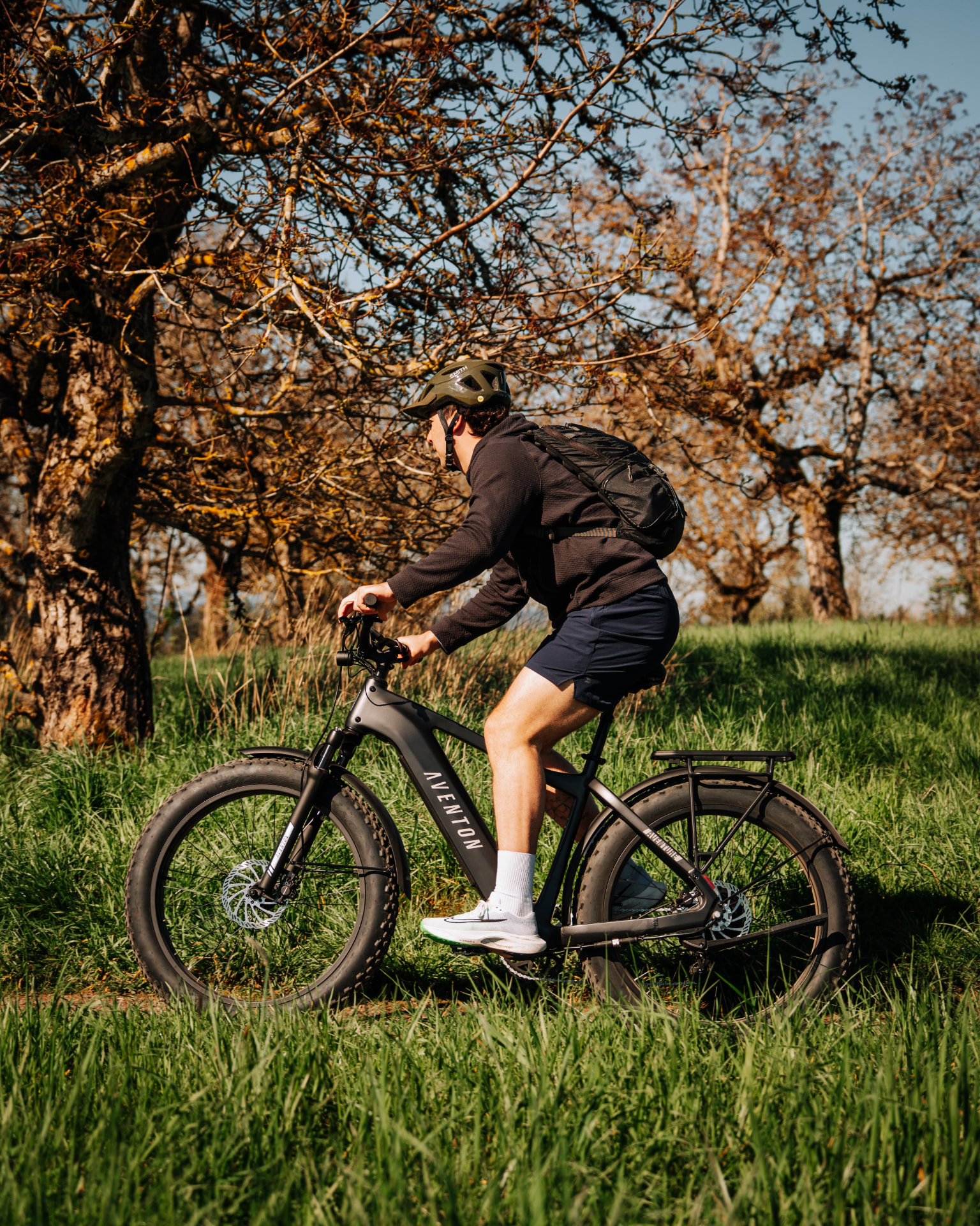 Ciclista con una Aventon en el campo