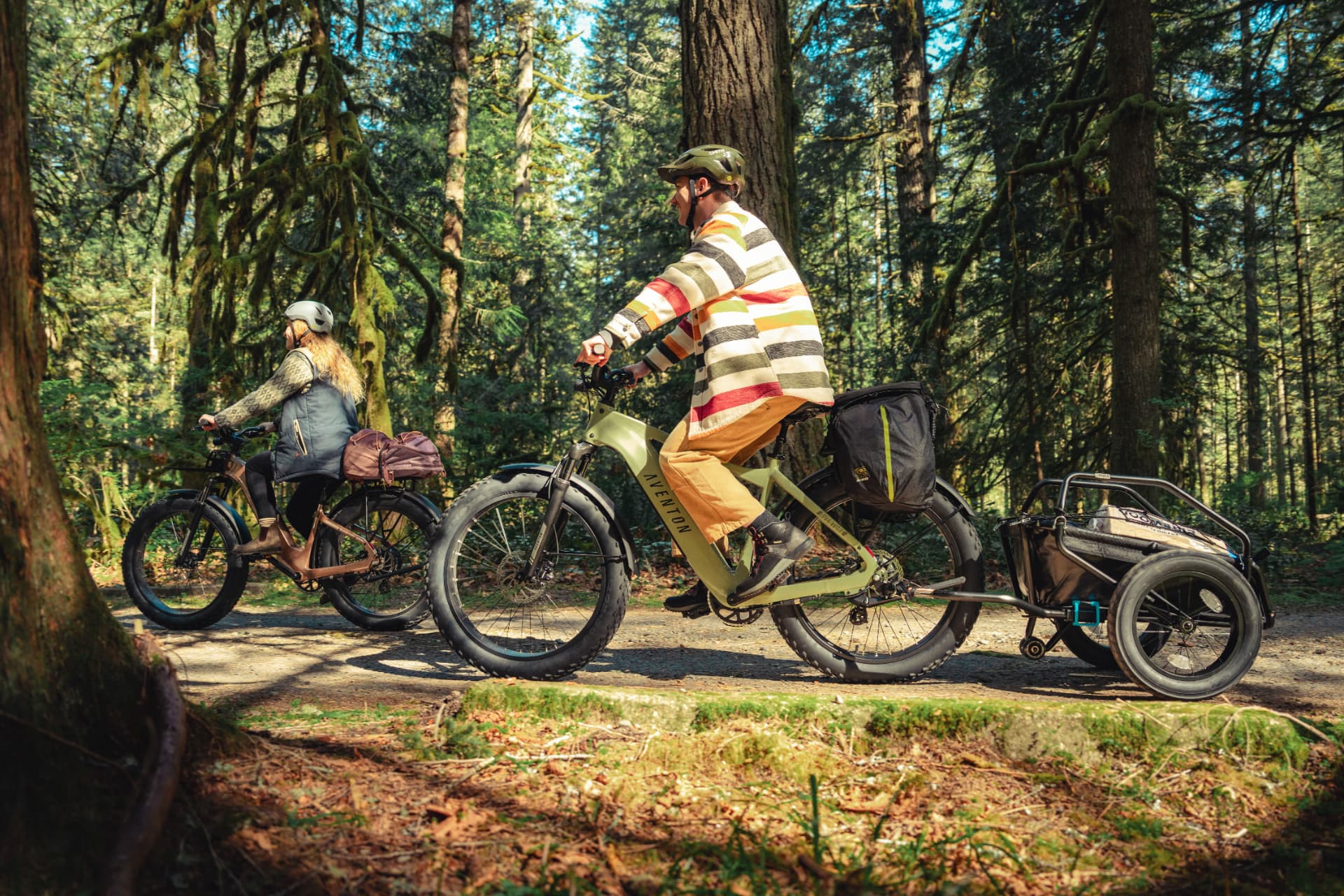 Ciclista disfrutando de un recorrido sobre una bicicleta eléctrica Aventon