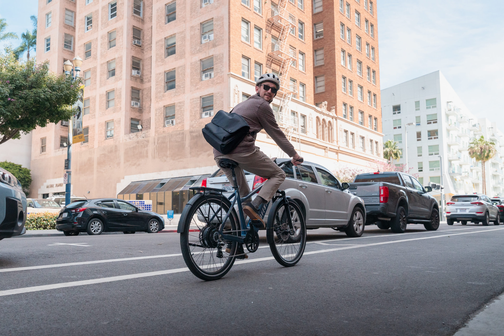 Ciclista con una bicicleta eléctrica Aventon urbana en la ciudad