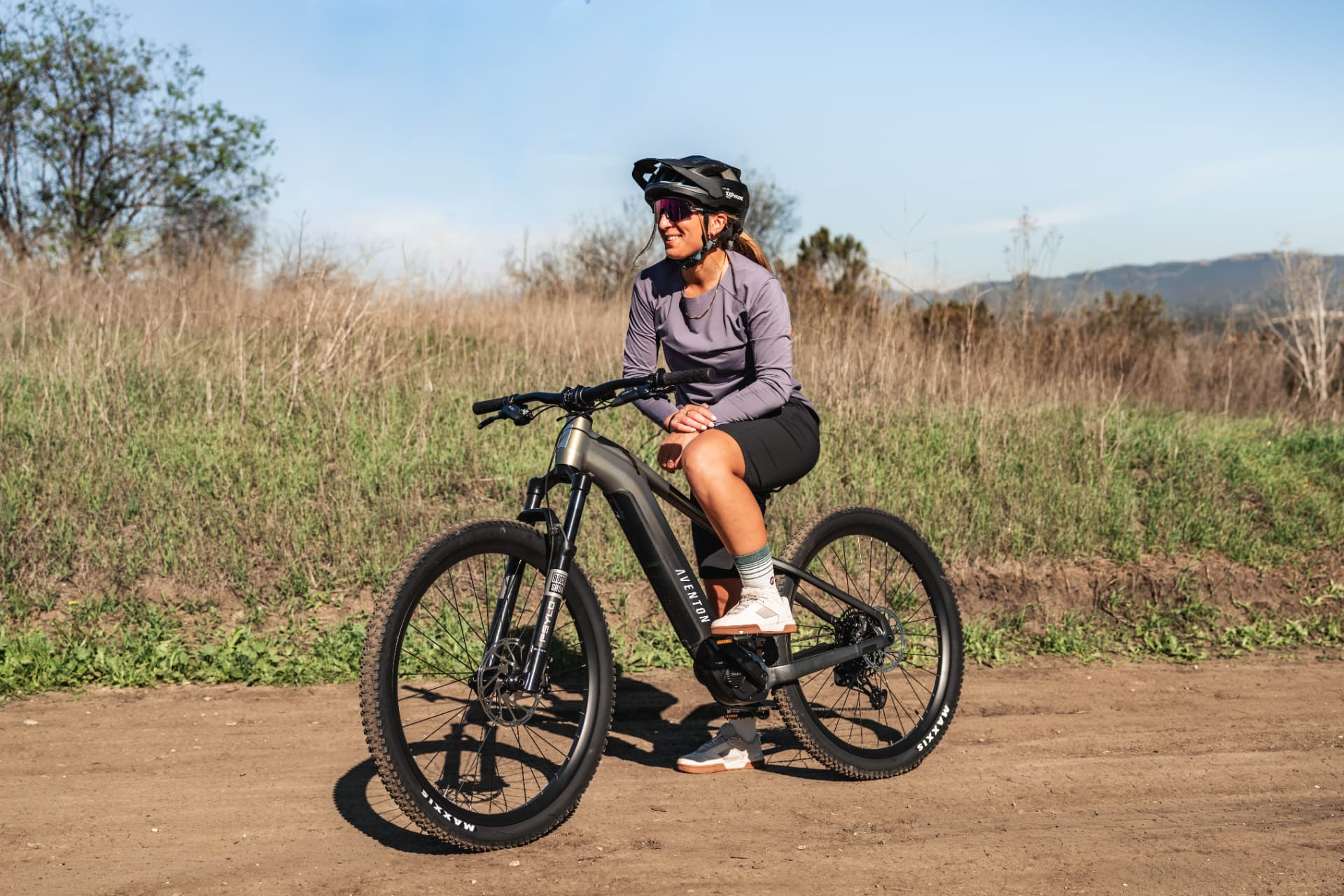 Ciclista con su bicicleta eléctrica Aventon Ramblas ADV en la naturaleza