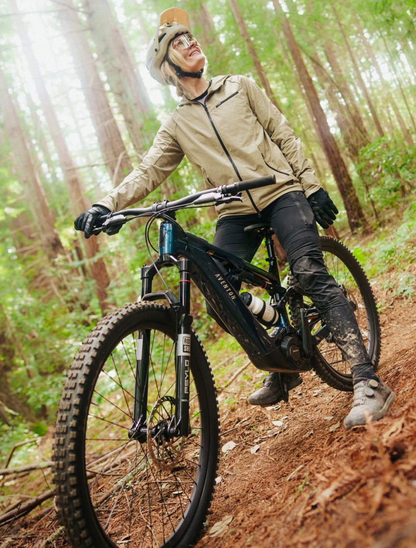 Ciclista con una bicicleta eléctrica Aventon en un bosque