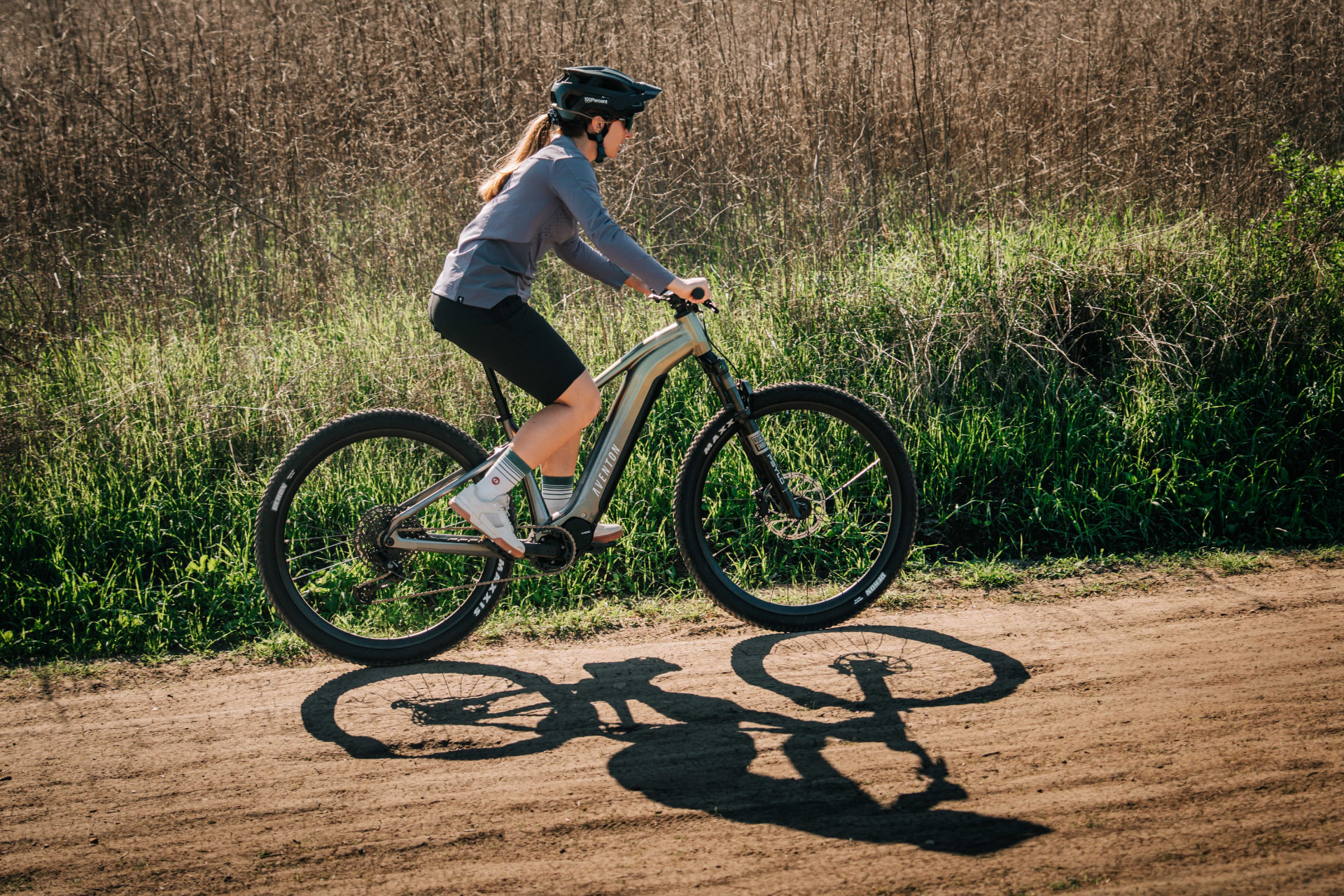 Ciclista recorriendo un sendero de tierra en una bicicleta eléctrica Aventon