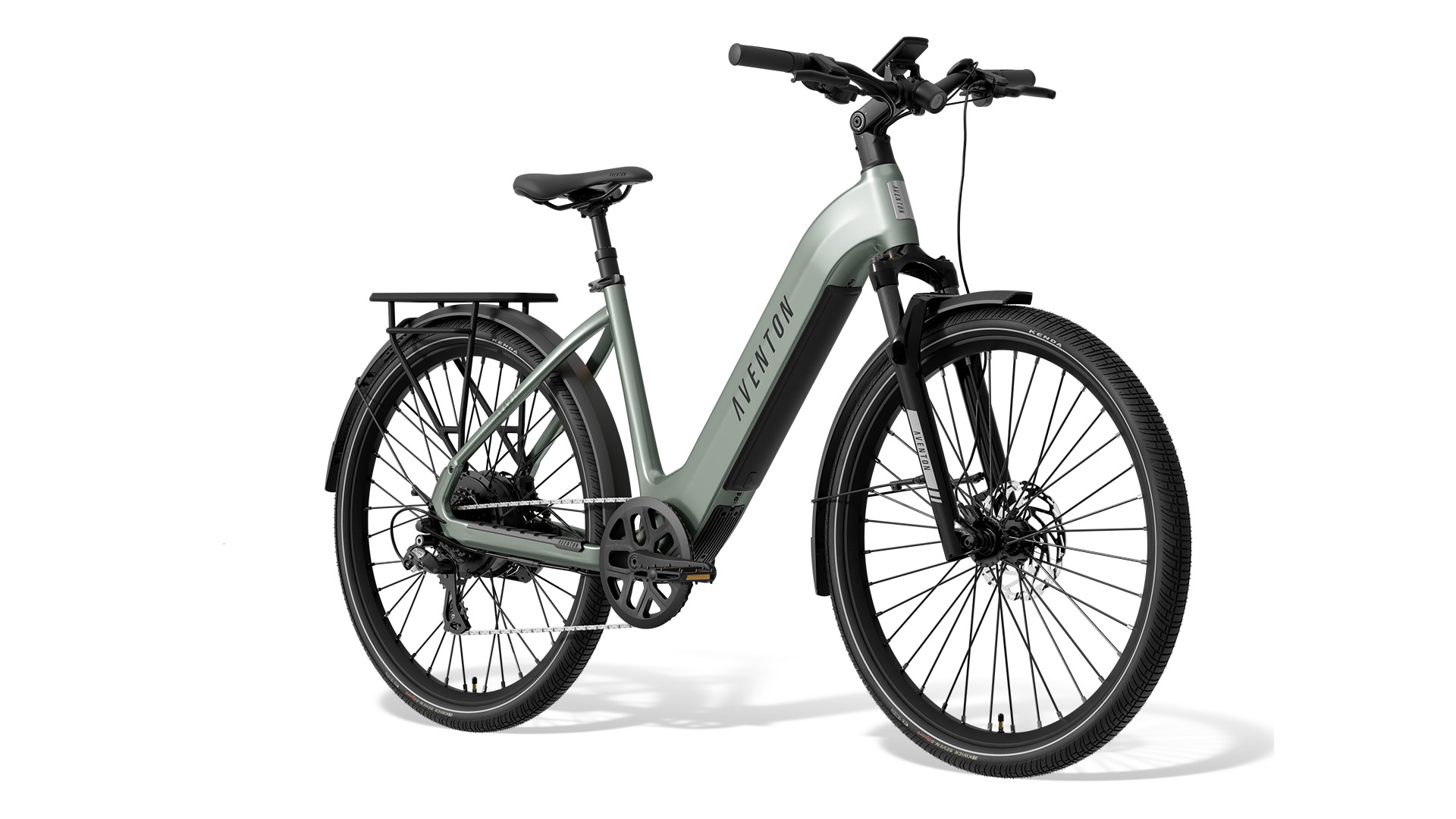 Bicicleta eléctrica urbana tipo commuter con portaequipajes y luz delantera apoyada en una pared de hormigón