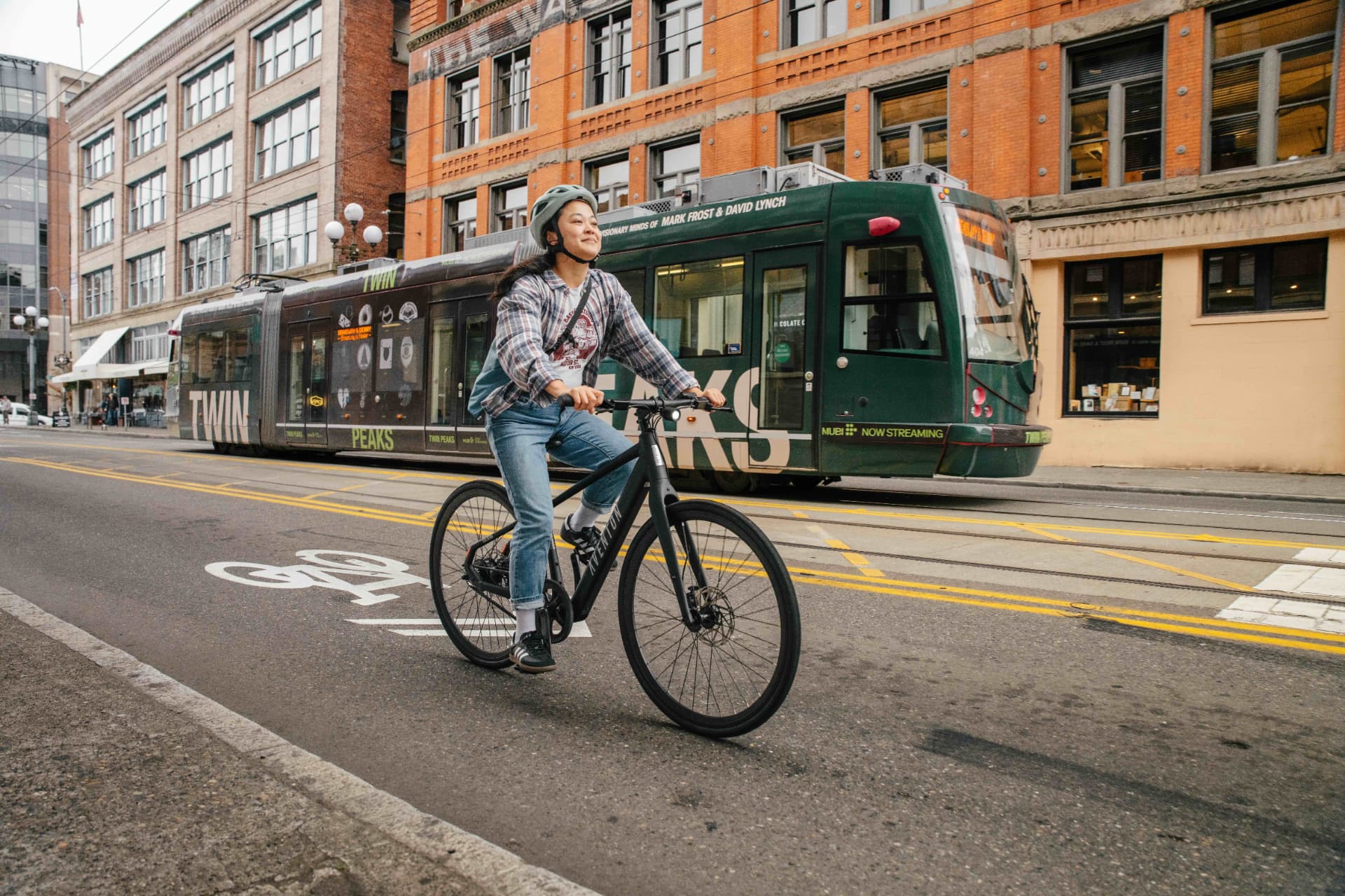 Ciclista sobre una Aventon Soltera recorriendo la ciudad